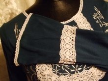 他の写真を見る2: ターコイズ刺繍入り綺麗目ラインエスニックワンピース