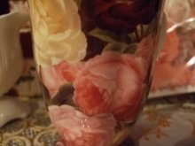 他の写真を見る2: 全面柄　八重薔薇のヴォルドーマグカップ