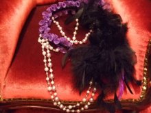 他の写真を見る1: パールのフェザーカチューシャ　紫×黒