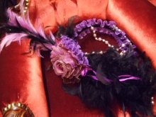 他の写真を見る2: パールのフェザーカチューシャ　紫×黒