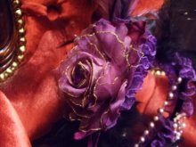 他の写真を見る3: パールのフェザーカチューシャ　紫×黒