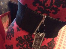 他の写真を見る2: 青紫の髑髏と薔薇のベルト hologram cameo belt "DEADLY ROSES" in lace frame