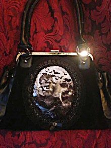 他の写真を見る1: "VAMP" gothic cameo handbag on metal frame, flying bats 蝙蝠のバッグ