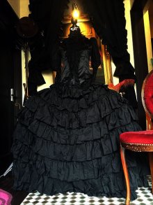 他の写真を見る1: DARK ROCOCO gothic, long, black skirt　大判円形のフリルスカート