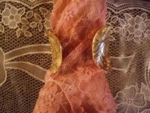 他の写真を見る3: 薔薇模様のゴージャス太幅ゴールドバングル