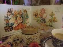 他の写真を見る2: Alice In Wonderland Story Book