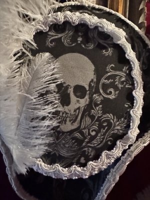 画像2: 大きすぎず程好い大きさでドレスハットの感です。ミニトリコーンハット　Skull white
