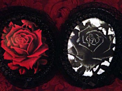 画像1: 青紫の髑髏と薔薇のベルト hologram cameo belt "DEADLY ROSES" in lace frame