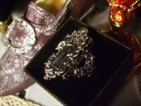 画像2: "ANTIQUE KEYHOLE" locket ring Wonderland