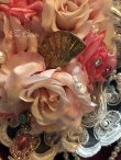 画像13: パールと薔薇にモーブピンクの羽のブライダルヘッドドレス (13)