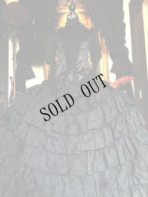 クリノリンを履かせて撮影しています。ブラウス別売り